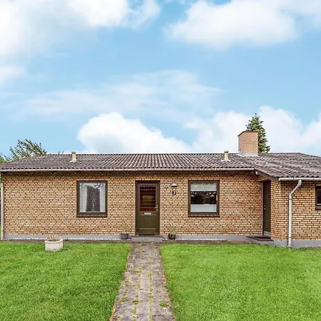 3 Bedroom Awesome In Semesterbostad *